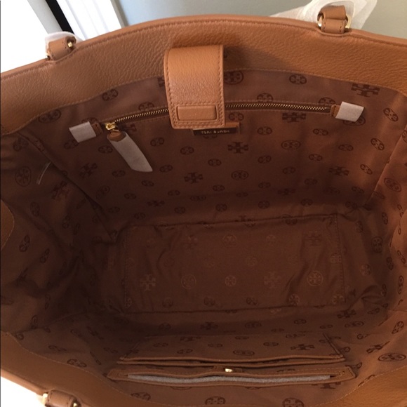 Tory Burch Ivy Side-Zip tote in the color Bark - Picture 5 of 8